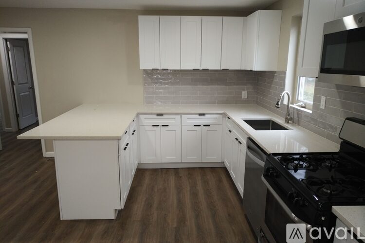 8 Glassboro Avenue 5 Beds Single Family Home for Rent - Photo gallery 1