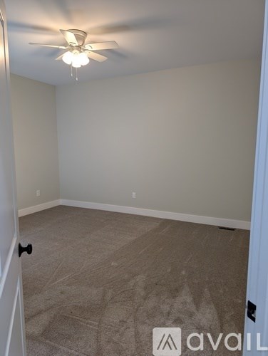 43 Robbins Circle 3 Beds Apartment for Rent