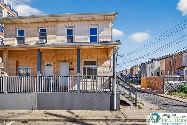 739 North Hazel Street 3 Beds Single Family Home for Rent - Photo gallery 1