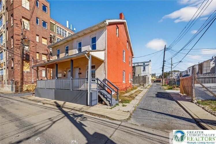 739 North Hazel Street 3 Beds Single Family Home for Rent - Photo gallery 2