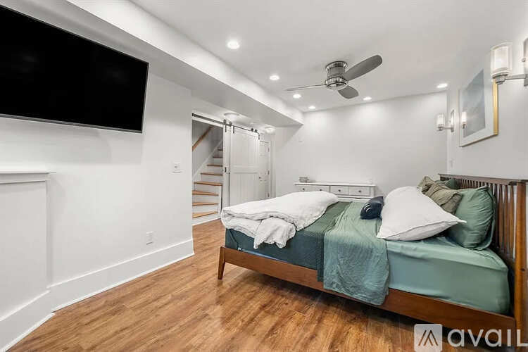 691 E 8th St 2 Beds Apartment for Rent - Photo gallery 1
