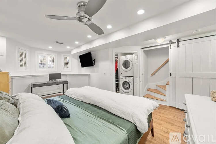 691 E 8th St 2 Beds Apartment for Rent - Photo gallery 2