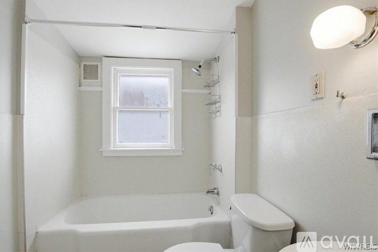 162 Winspear Avenue 6 Beds Single Family Home for Rent - Photo gallery 4