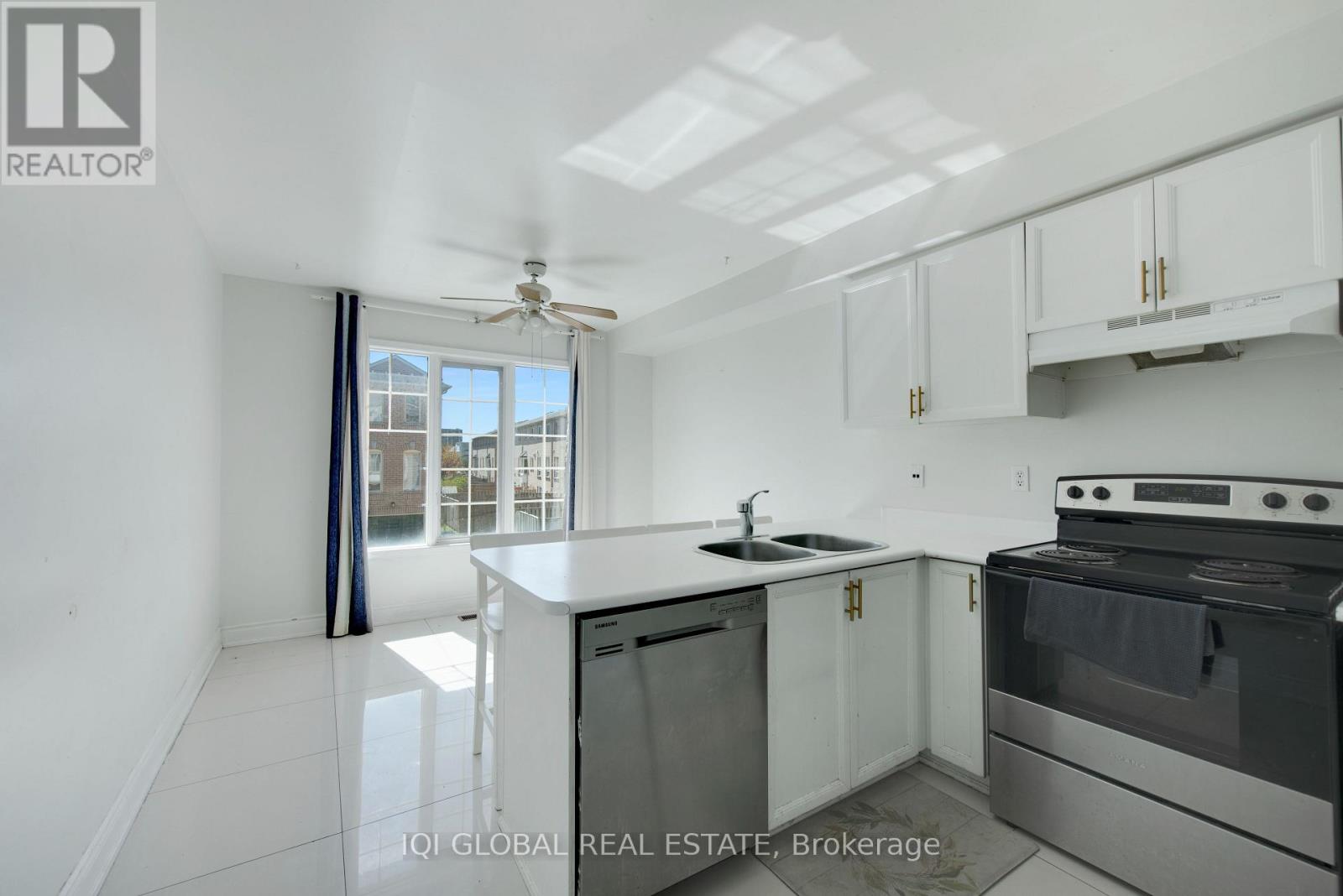 139 - 2 SIR LOU DRIVE 4 Beds Condo, Home, Townhouse for Rent - Photo gallery 5