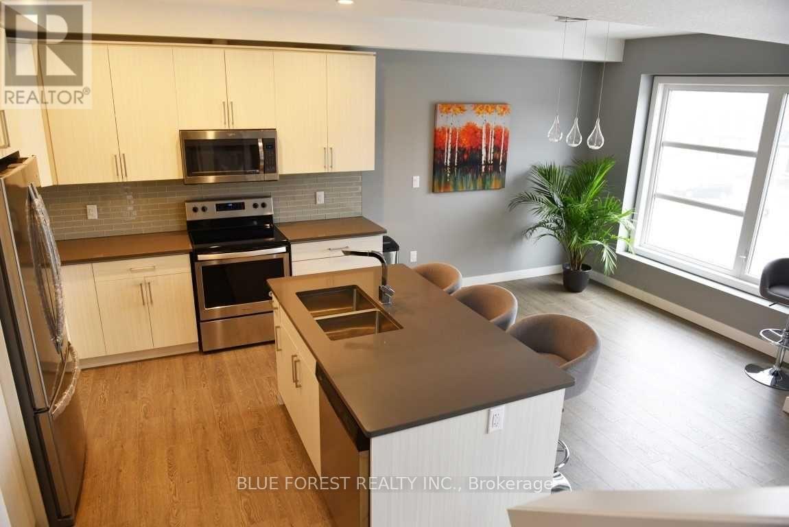 933 - 933 MANHATTAN WAY 4 Beds Condo, Home for Rent - Photo gallery 4