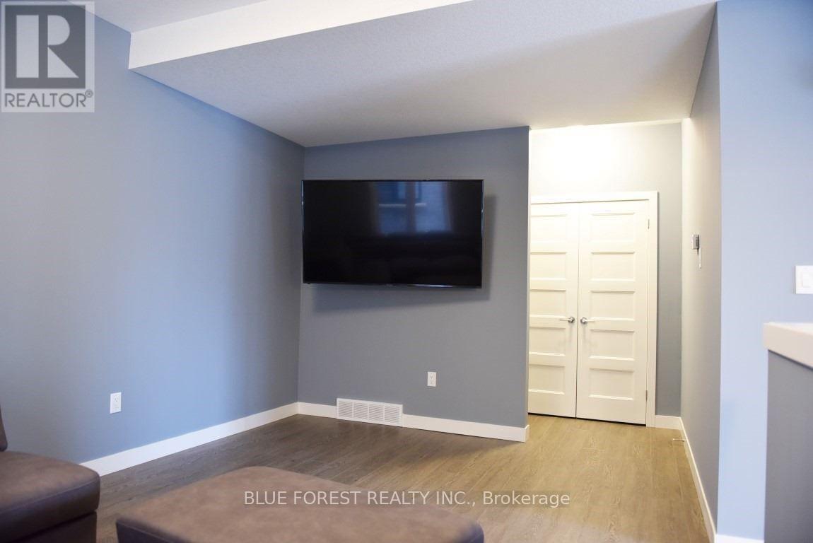 933 - 933 MANHATTAN WAY 4 Beds Condo, Home for Rent - Photo gallery 5