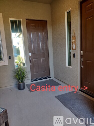 A sign on the ground reads "Casita entry" with an arrow pointing to the right.