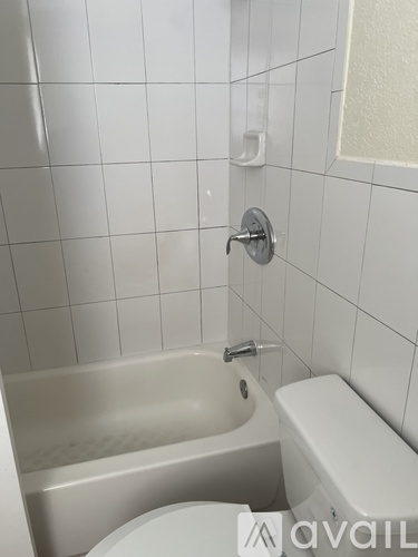 615 Northeast 8th Street Studio Apartment for Rent - Photo gallery 3