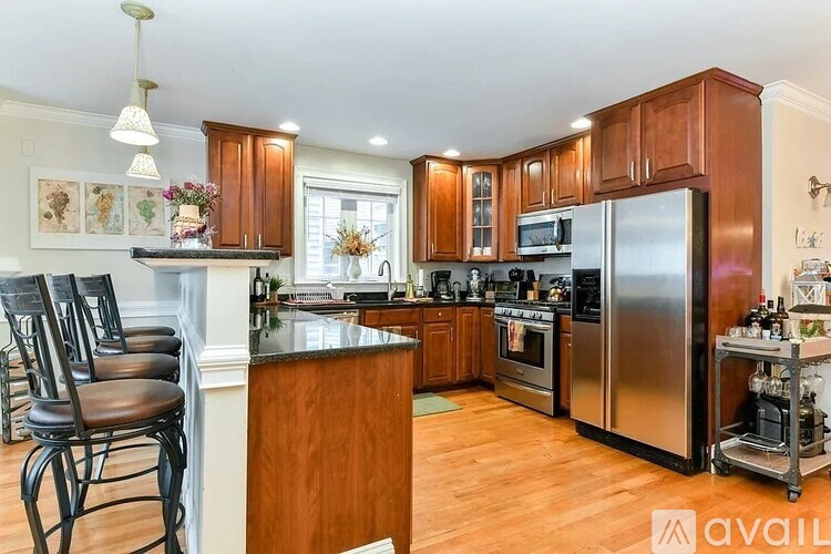732 E 6th St 3 Beds Apartment for Rent - Photo gallery 2