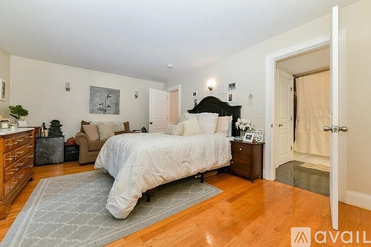 732 E 6th St 3 Beds Apartment for Rent - Photo gallery 3