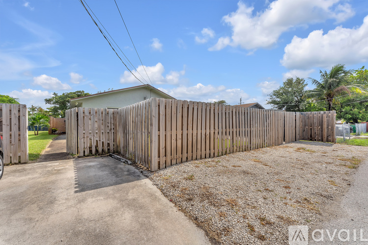 48 Southwest 13th Street 2 Beds Apartment for Rent - Photo gallery 4