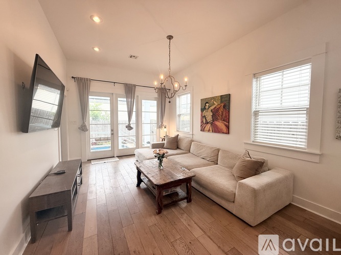 2105 Valence Street 2 Beds Single Family Home for Rent - Photo gallery 4