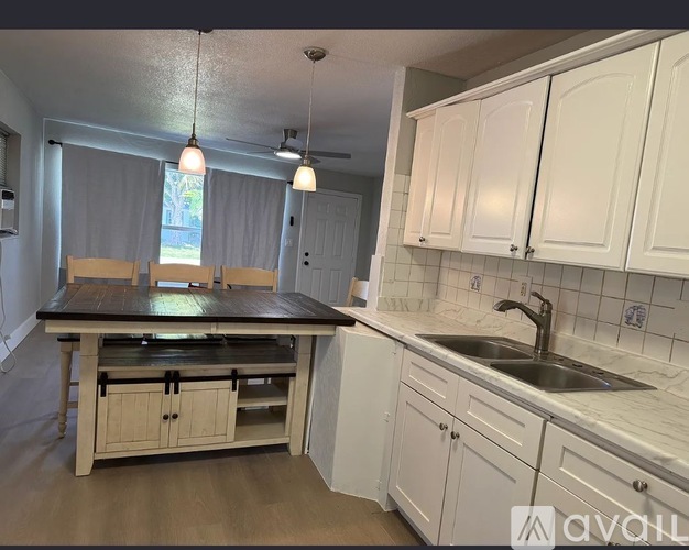 2621 Northeast 8th Avenue 3 Beds Single Family Home for Rent - Photo gallery 4