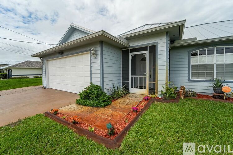 2366 Southwest Alminar Street 3 Beds Single Family Home for Rent - Photo gallery 2