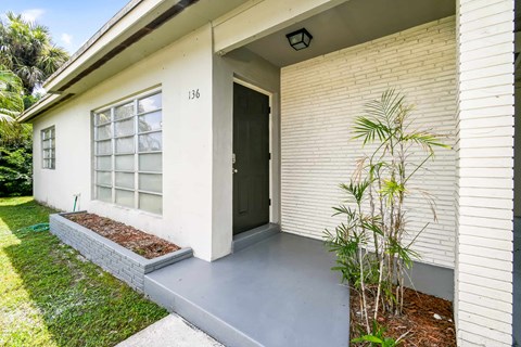 136 SE Prima Vista Boulevard 2 Beds Apartment for Rent