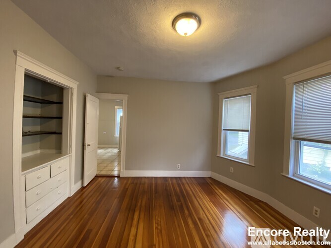 36 N Beacon St 4 Beds Apartment for Rent - Photo gallery 3