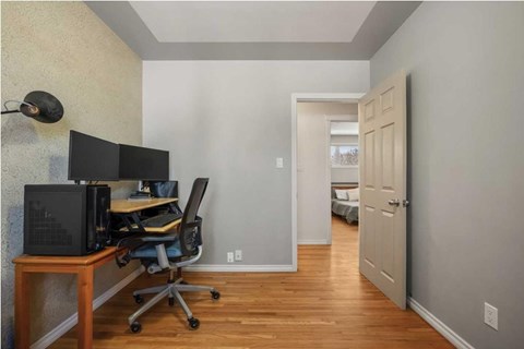 2720 45 Street Southwest 4 Beds Apartment for Rent