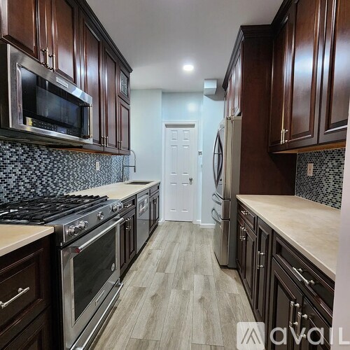 317 E 201st St 3 Beds Apartment for Rent - Photo gallery 1