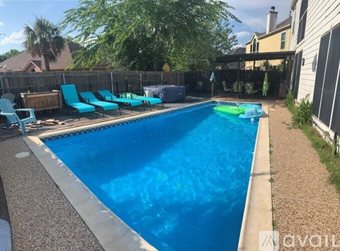 916 Lake Bluff Drive 5 Beds Apartment for Rent