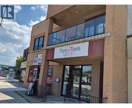 A building with a sign that says Tips n Toes Day Spa.