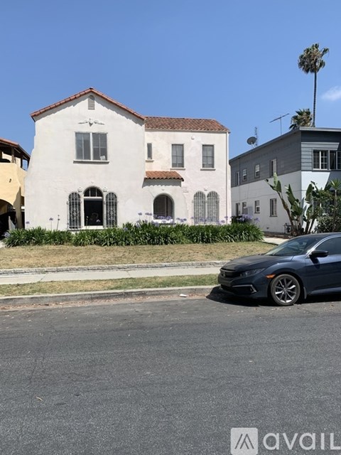 824 South Curson Avenue 3 Beds Apartment for Rent