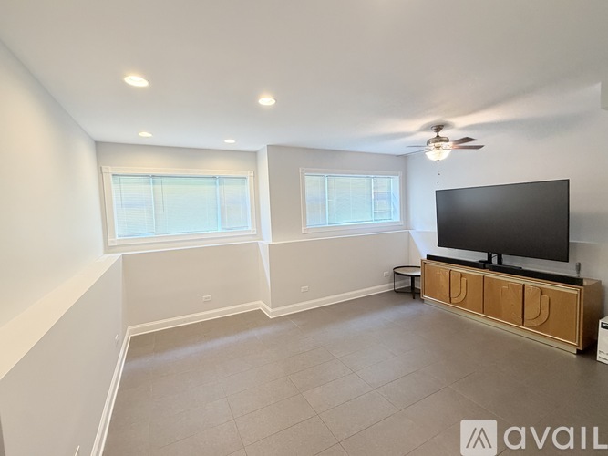 902 West Winona Street 2 Beds Condo for Rent - Photo gallery 3