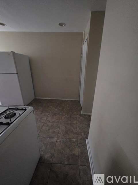 17 Orient Avenue 2 Beds Apartment for Rent