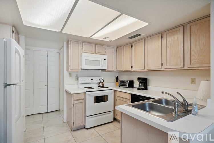 11011 N 92nd St 2 Beds Townhouse for Rent - Photo gallery 3