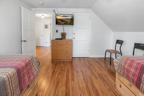 2726 View Dr., Main House 3 Beds Apartment for Rent