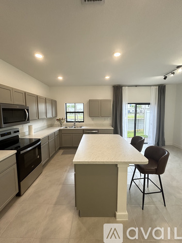 876 Northwest 3rd Way 3 Beds Single Family Home for Rent - Photo gallery 3
