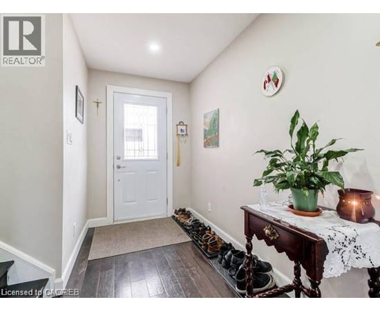 78 BILLINGTON Crescent Unit# UPPER 3 Beds House for Rent - Photo gallery 3