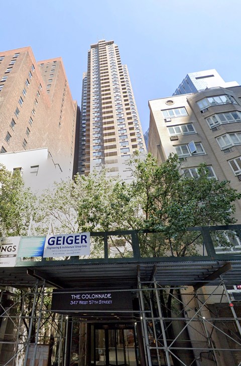 A tall building with a sign that reads "GEIGER" in front of it.