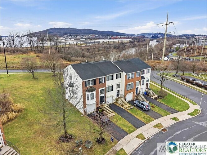 305 S Oak St 3 Beds Townhouse for Rent - Photo gallery 4