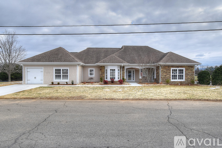 209 University Pkwy 3 Beds Single Family Home for Rent - Photo gallery 1