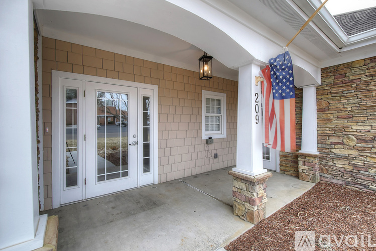 209 University Pkwy 3 Beds Single Family Home for Rent - Photo gallery 2