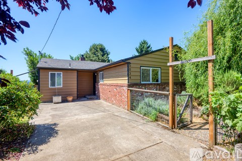 5034 SE Flavel Dr 4 Beds Apartment for Rent