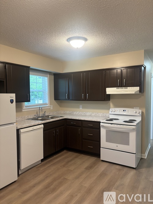 1039 Lakeshore Dr 3 Beds Single Family Home for Rent - Photo gallery 3