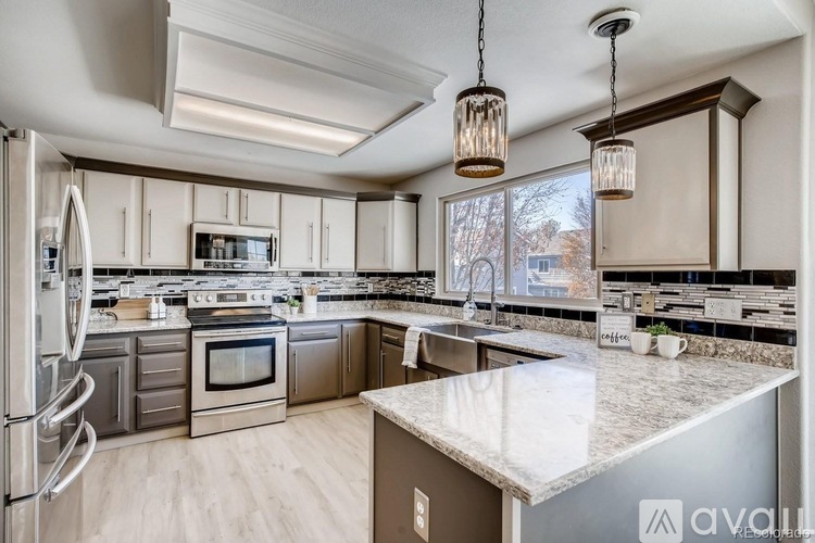 2421 S Waco Ct 6 Beds Single Family Home for Rent - Photo gallery 4