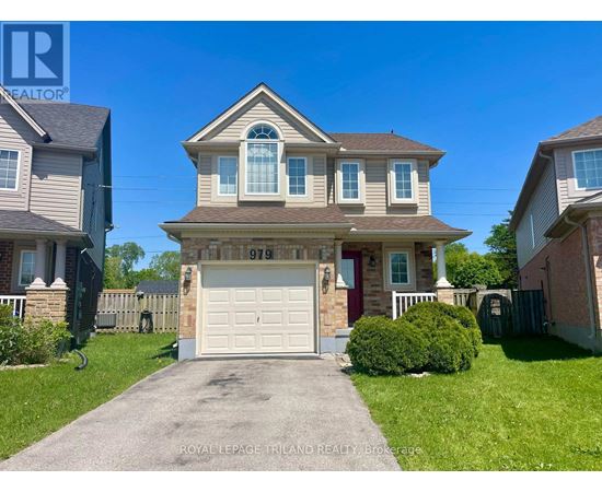 A house with the number 979 on it is for sale.