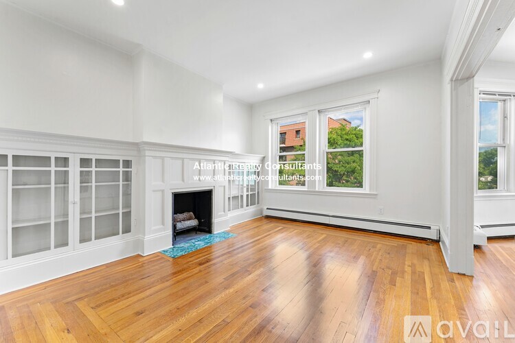134 Pleasant St 3 Beds Apartment for Rent - Photo gallery 3