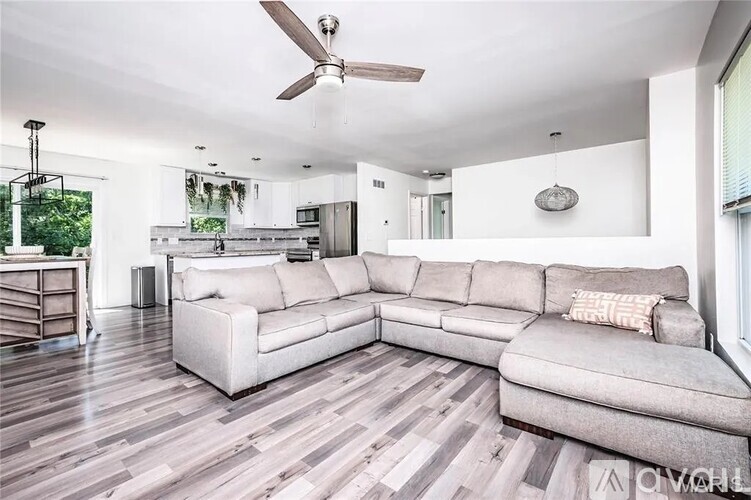 92 West 3rd Street 3 Beds Single Family Home for Rent - Photo gallery 3