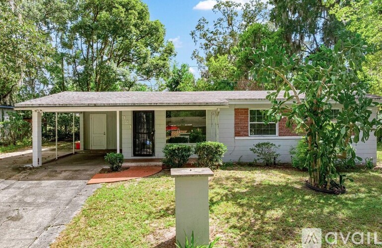 929 Southeast 9th Place 3 Beds Single Family Home for Rent - Photo gallery 1