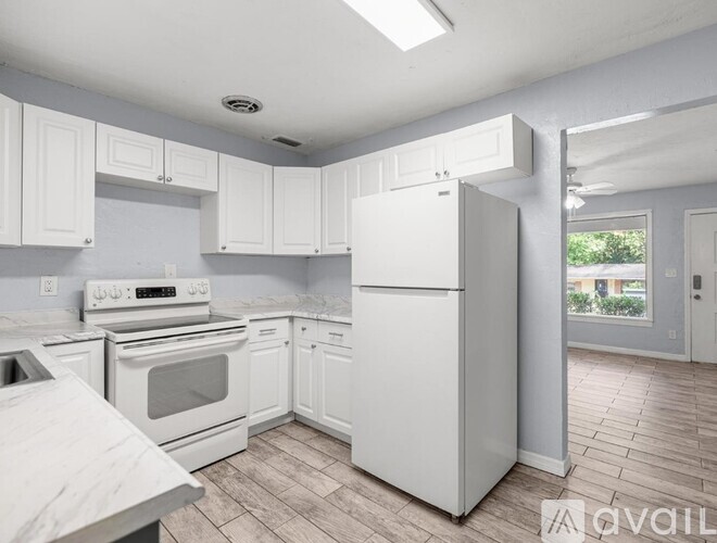 929 Southeast 9th Place 3 Beds Single Family Home for Rent - Photo gallery 2