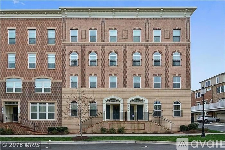 319 Community Center Avenue 3 Beds Condo for Rent - Photo gallery 1