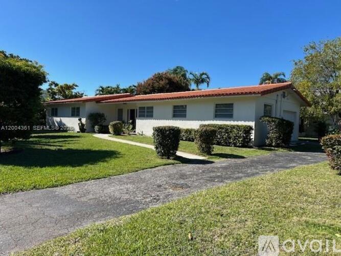 2500 SW 58th Ave 4 Beds Single Family Home for Rent - Photo gallery 1