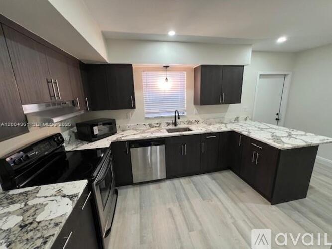 2500 SW 58th Ave 4 Beds Single Family Home for Rent - Photo gallery 4