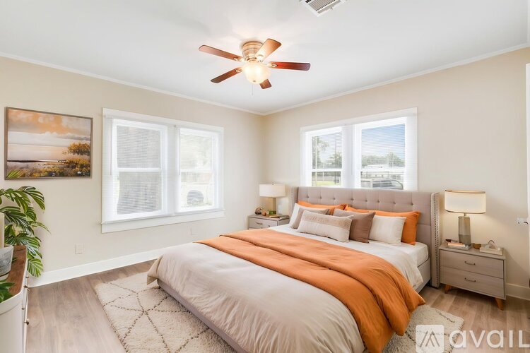 1901 W University Ave 2 Beds Single Family Home for Rent - Photo gallery 2