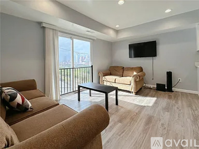 2 German Square 4 Beds Apartment for Rent - Photo gallery 4