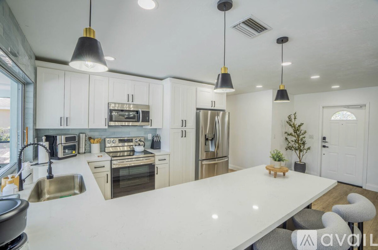 3649 Southeast 5th Court 3 Beds Single Family Home for Rent - Photo gallery 4