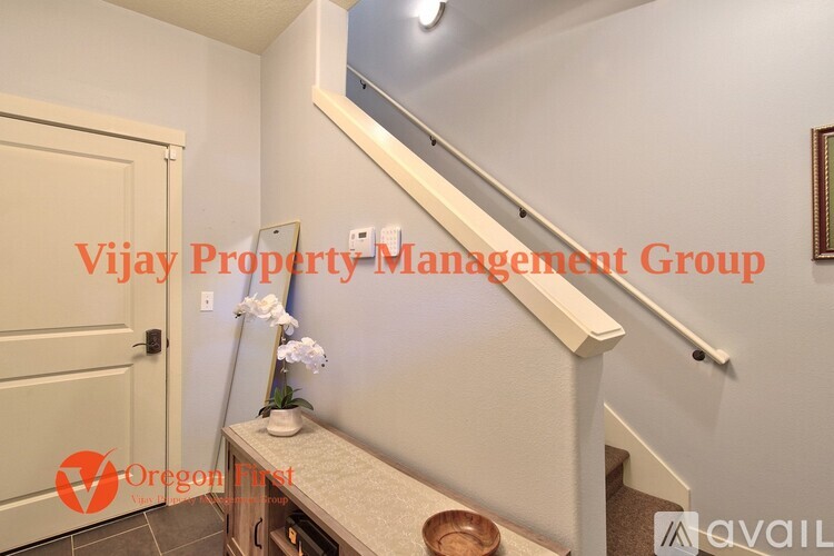 825 NE Wheelock Pl 2 Beds Condo for Rent - Photo gallery 2